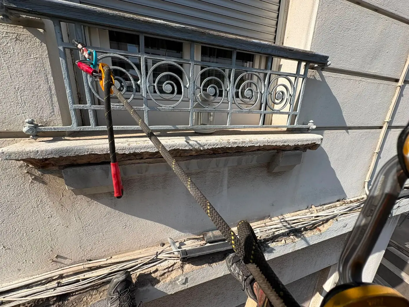 Corde amarrée à un garde-corps au-dessus d'un appui dégradé