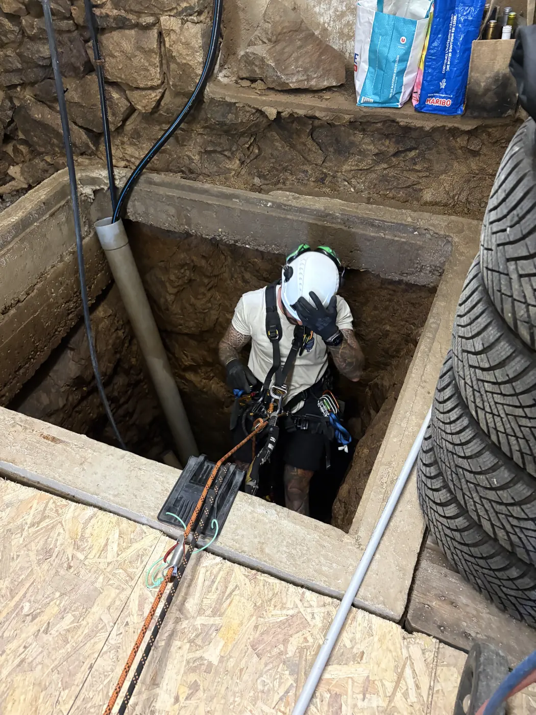 Intervention sur corde dans un puits