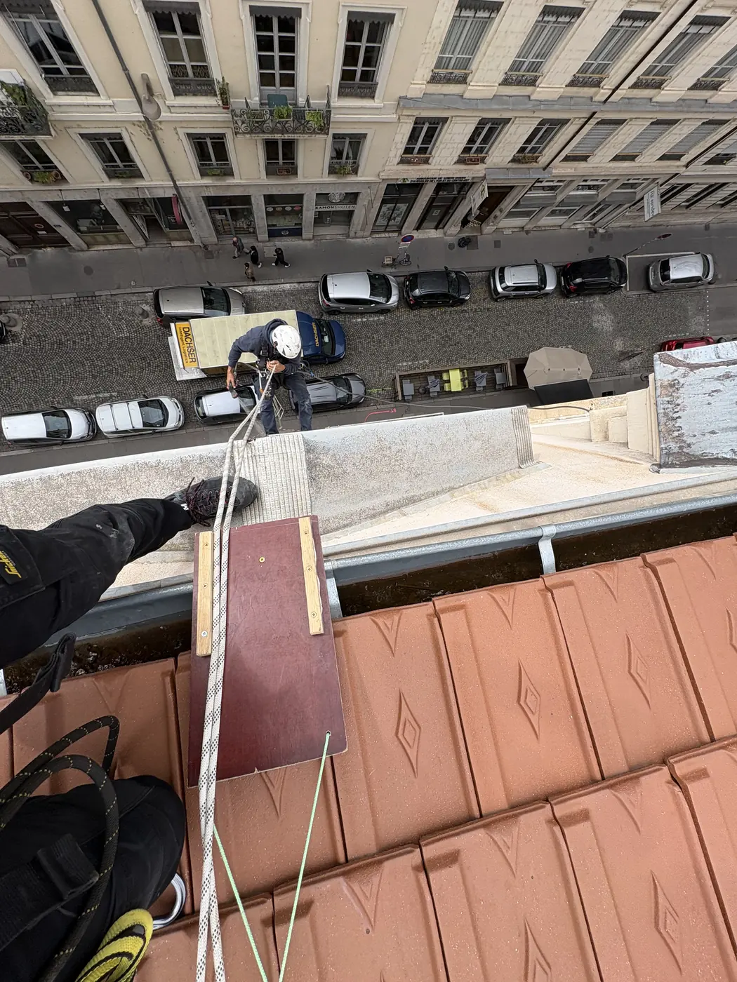 Intervention sur corde au-dessus d'une toiture