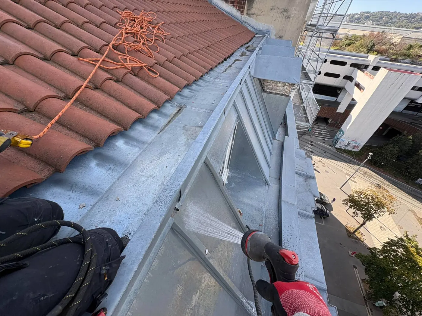 Test d'arrosage sur une toiture en zinc pour reproduire une infiltration