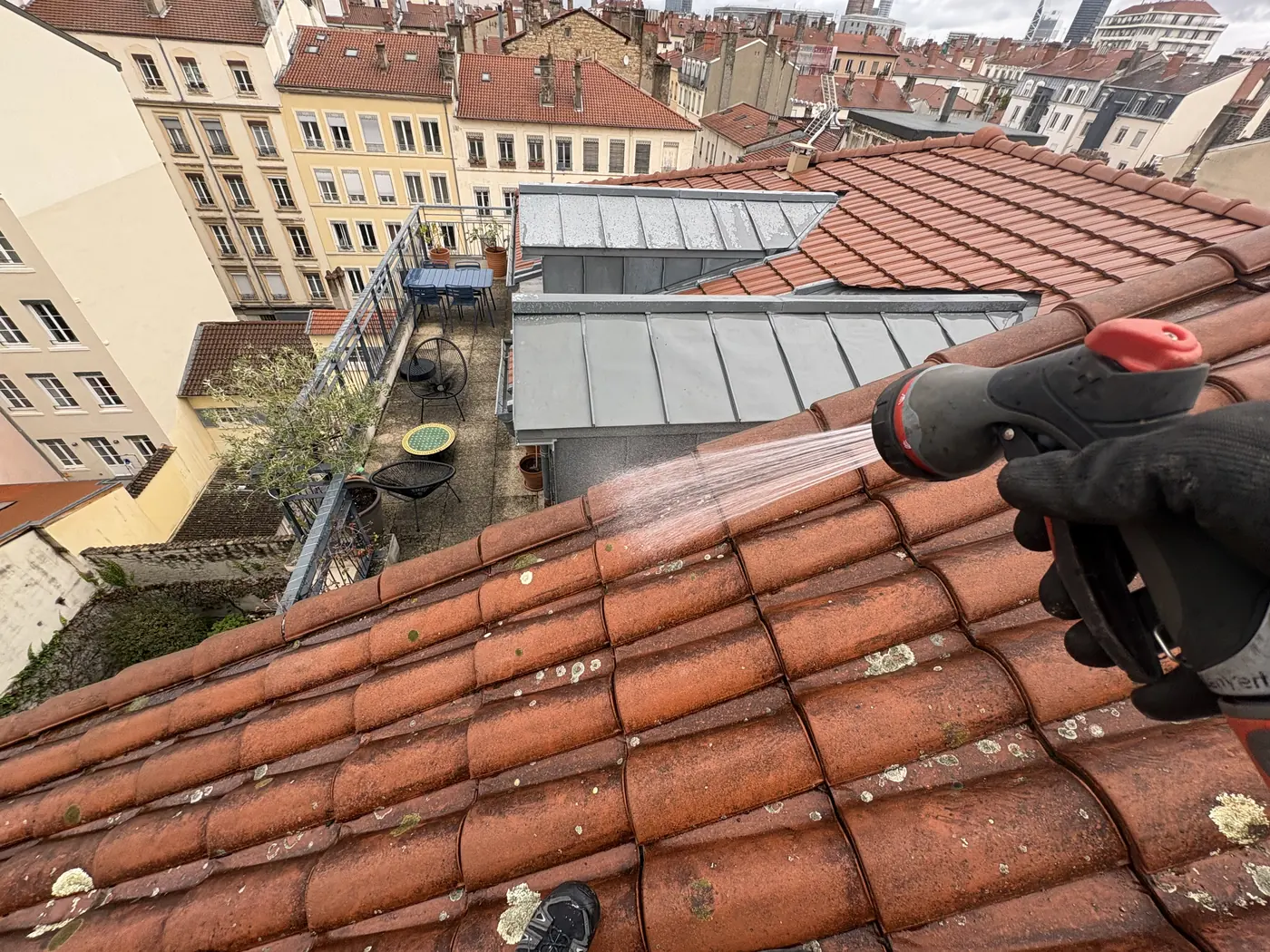 Recherche d'infiltration en toiture