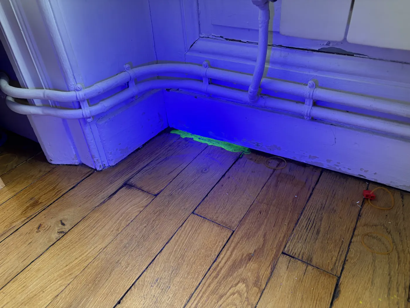 Recherche au traceur sous lumière bleue